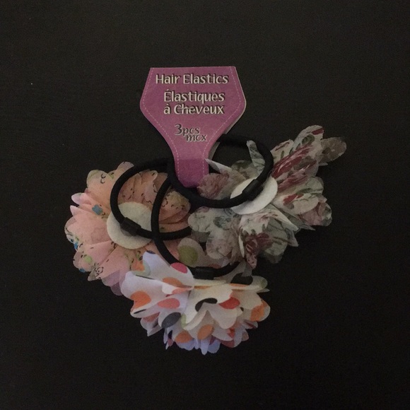 3/$12 🇨🇦 3 pack hair elastics with flowers - Picture 2 of 3